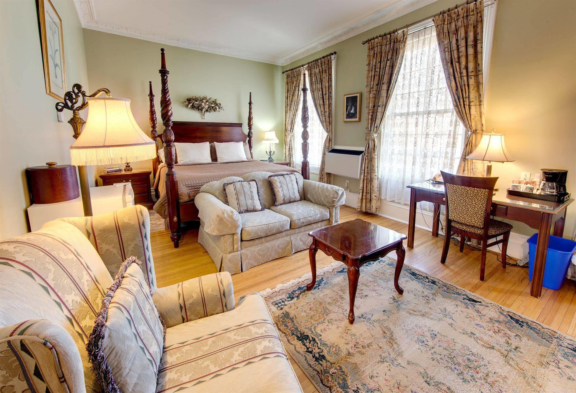 The Woodlawn Inn Cobourg Eksteriør bilde